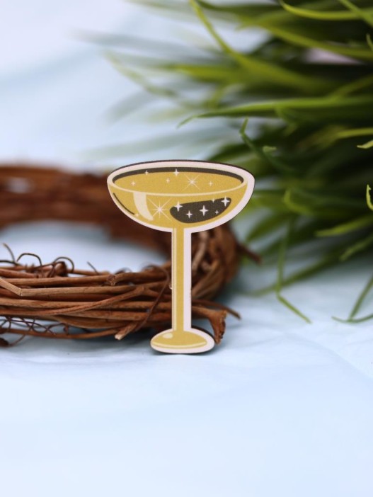 Значок ЭКО из дерева "Пусть год будет игристым" 