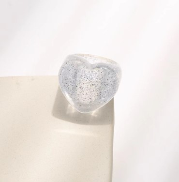 Кольцо акриловое GIRLY "Белое сердце", белое (d=1,7 см) 