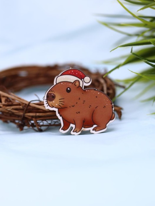 Значок ECO из дерева &quot;Новогодняя капибара&quot; 