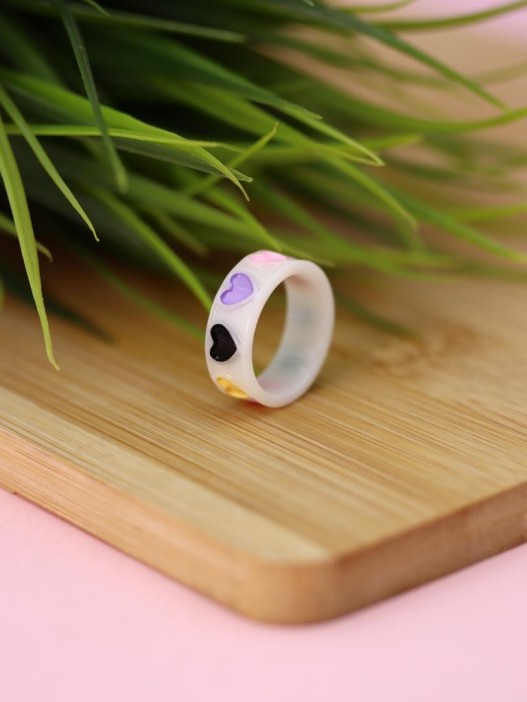 Кольцо акриловое GIRLY "Изобилие сердечек", белое (d=1,7 см) 