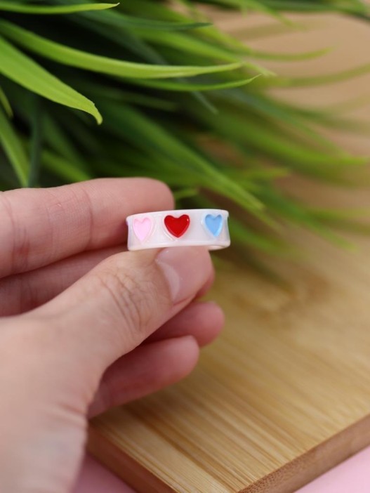 Кольцо акриловое GIRLY "Изобилие сердечек", белое (d=1,7 см) 