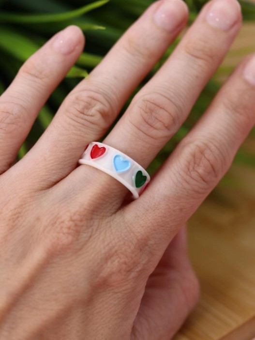 Кольцо акриловое GIRLY "Изобилие сердечек", белое (d=1,7 см) 