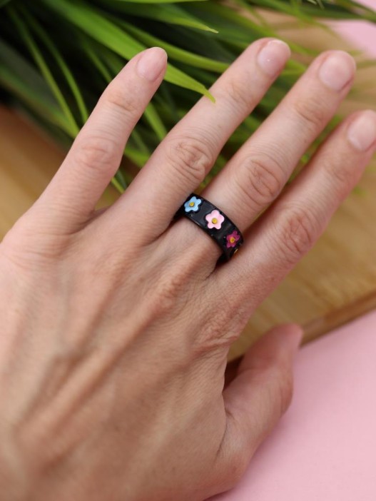Кольцо акриловое GIRLY "Изобилие цветов", черное (d=1,7 см) 