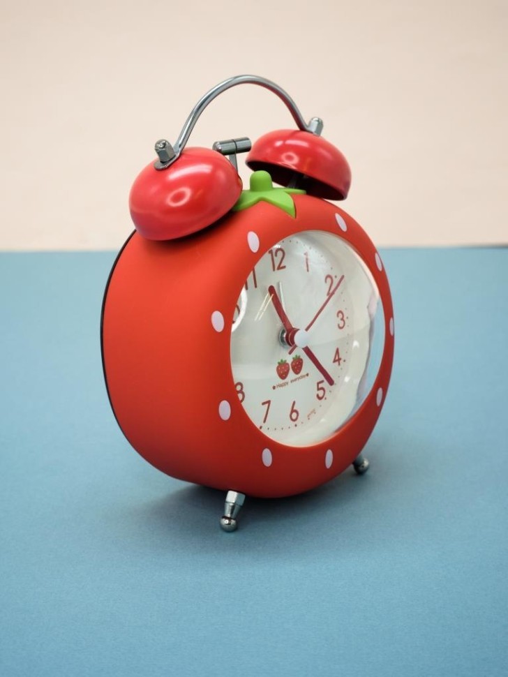 Часы-будильник «Strawberry», red (7,5х10,5 см)