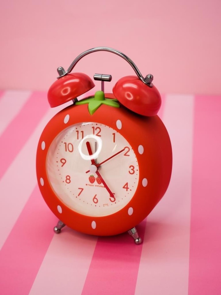 Часы-будильник «Strawberry», red (7,5х10,5 см)