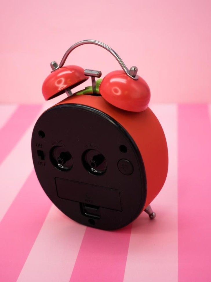 Часы-будильник «Strawberry», red (7,5х10,5 см)