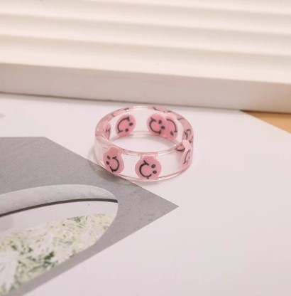 Кольцо акриловое GIRLY "Розовая улыбка", белое (d=1,7 см) 