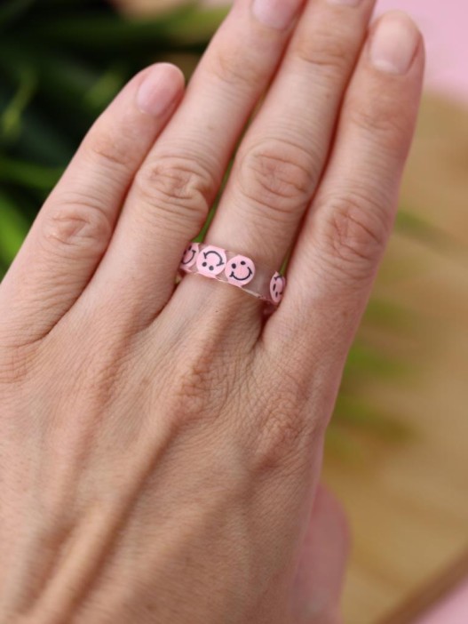 Кольцо акриловое GIRLY "Розовая улыбка", белое (d=1,7 см) 