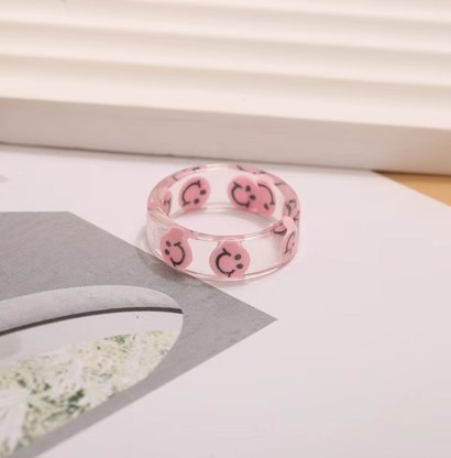 Кольцо акриловое GIRLY "Розовая улыбка", белое (d=1,7 см)