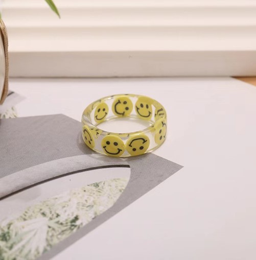 Кольцо акриловое GIRLY "Желтая улыбка", прозрачное (d=1,7 см) 