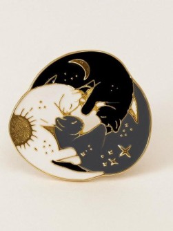 Значок металлический iLikeGift "Three cats"