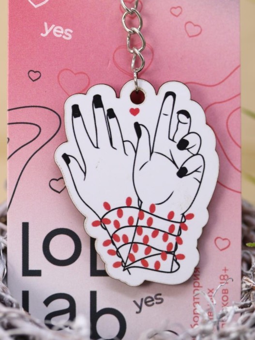 Брелок ECO из дерева LOL LAB &quot;Сердце в руках&quot; 