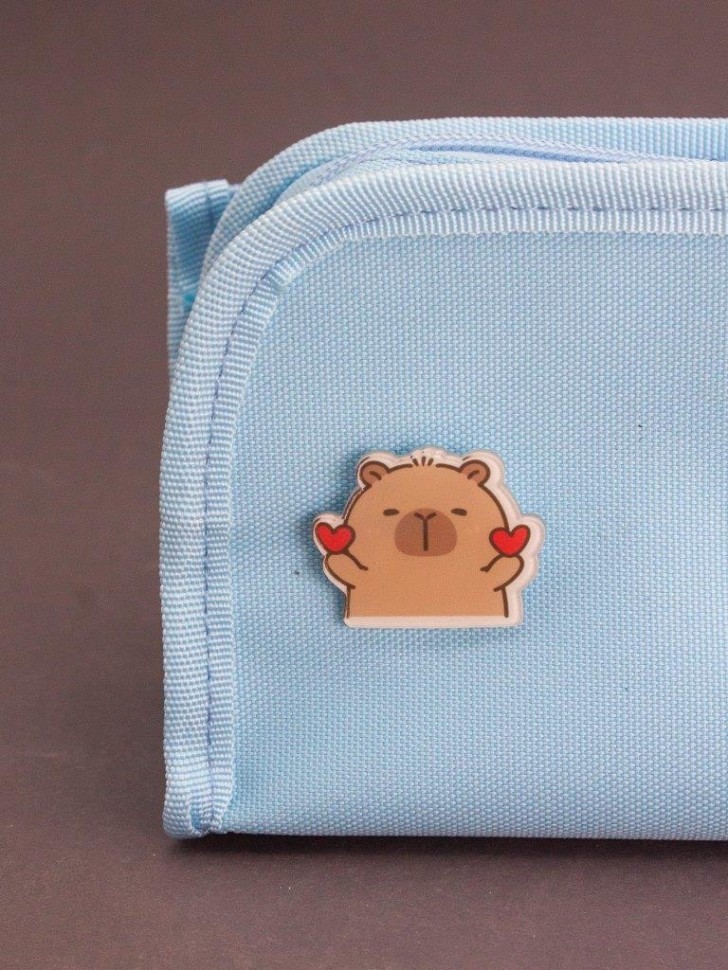 Значок акриловый iLikeGift "Капибара посылает сердечки"