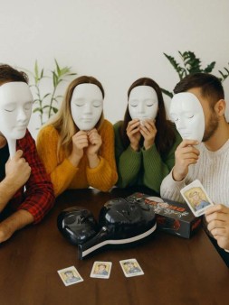 Игра "Мафия. Набор подарочный в коробке" (20 карт, 10 пластиковых масок)