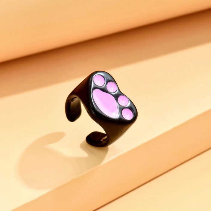 Кольцо акриловое GIRLY "Лапка в сердце", черное (d=1,7 см) 