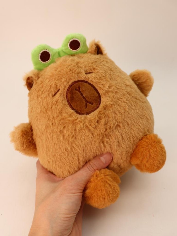 Мягкая игрушка "Капибара в ободке с лягушкой", коричневый, 20 см