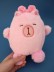 Мягкая игрушка (3+) "Капибара с розовой резинкой для волос", розовая, 20 см