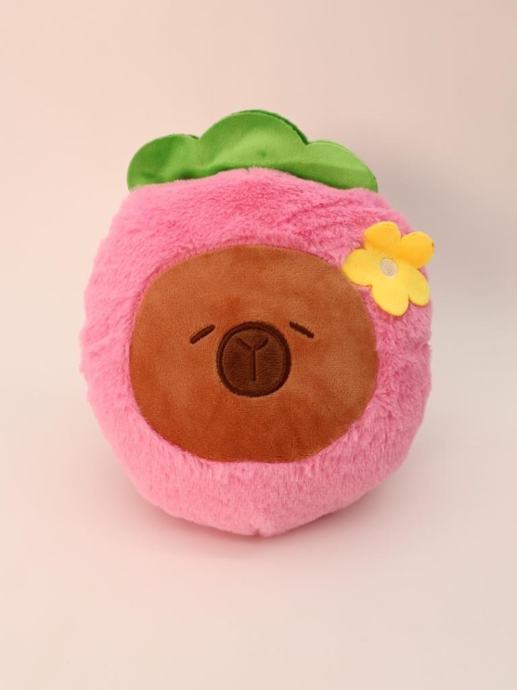 Мягкая игрушка (3+) "Капибара с ягодкой", розовая, 20 см