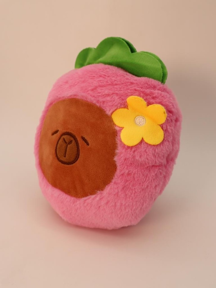 Мягкая игрушка (3+) "Капибара с ягодкой", розовая, 20 см