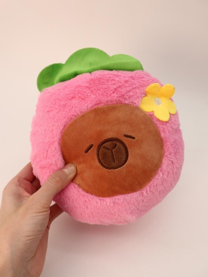 Мягкая игрушка (3+) "Капибара с ягодкой", розовая, 20 см