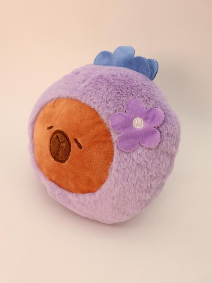 Мягкая игрушка (3+) "Капибара с ягодкой", фиолетовая, 16 см