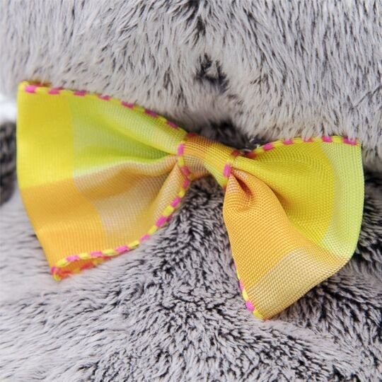 Мягкая игрушка "Басик с букетом оранжевых пионов" (19см) 