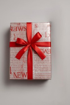 Пленка прозрачная двухцветная с рисунком "Газета" бело-красная, 70см*10ярд