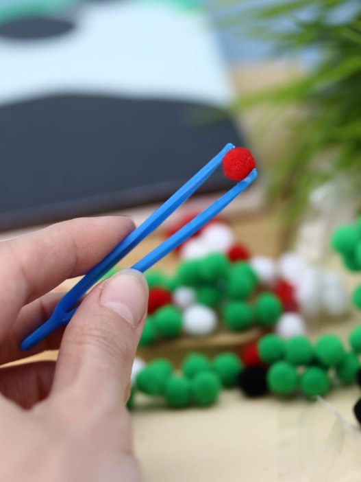 Картина из помпонов на подрамнике Draw Me! «Panda in love», (20 х 20 см) 