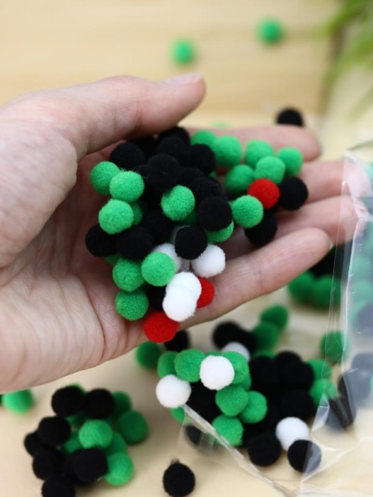 Картина из помпонов на подрамнике Draw Me! «Panda in love», (20 х 20 см) 