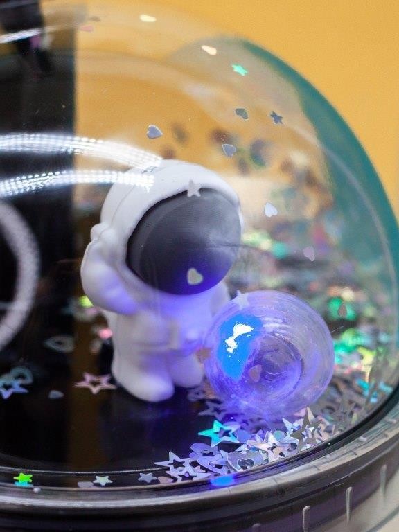 Тамблер iLikeGift с подсветкой "Космическая планета", фиолетовый (380 мл)