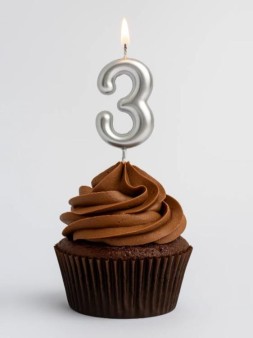 Свеча для торта "Silver glow" цифра 3, (6 см)