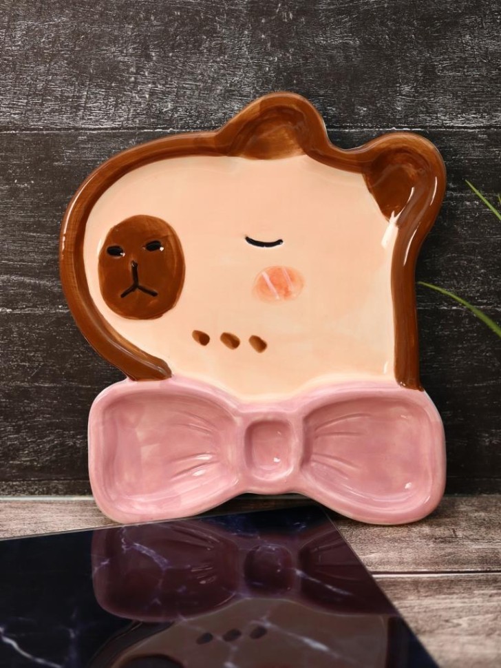 Тарелка керамическая iLikeGift "Галстук-бабочка Капибара", 18,4х20,5х2,4 см