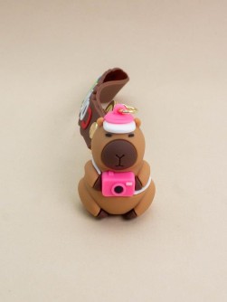 Брелок "Капибара-путешественница", коричневый