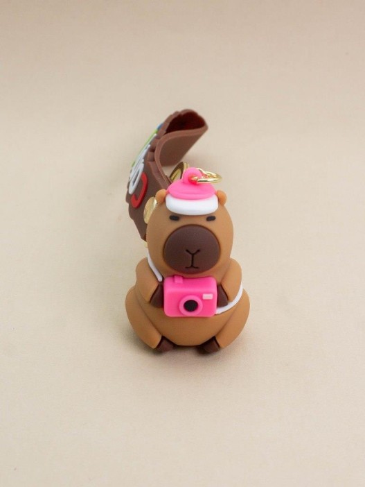 Брелок "Капибара-путешественница", коричневый 