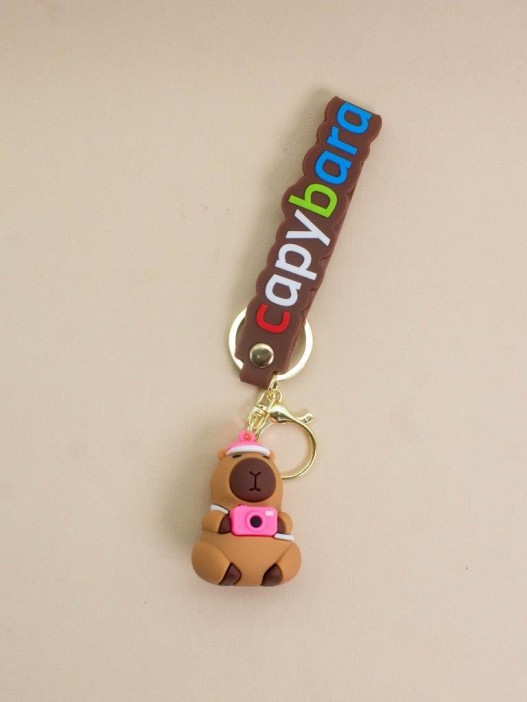Брелок "Капибара-путешественница", коричневый 