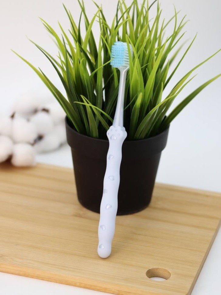 Зубная щётка для взрослых iLikeGift "Soft paw", white (19 см)