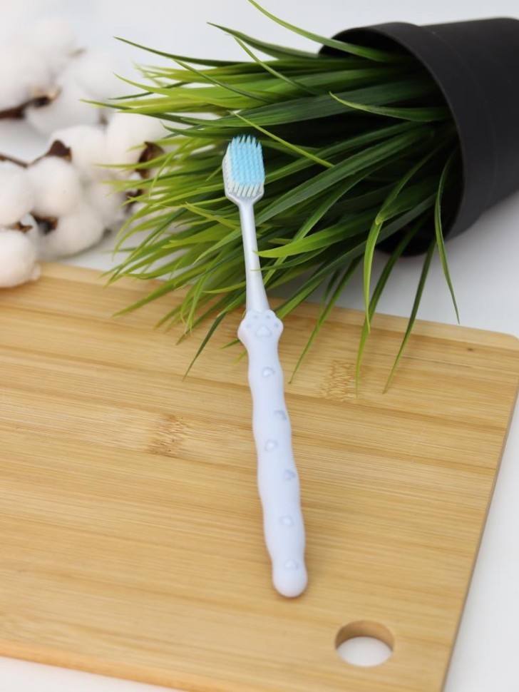 Зубная щётка для взрослых iLikeGift "Soft paw", white (19 см)
