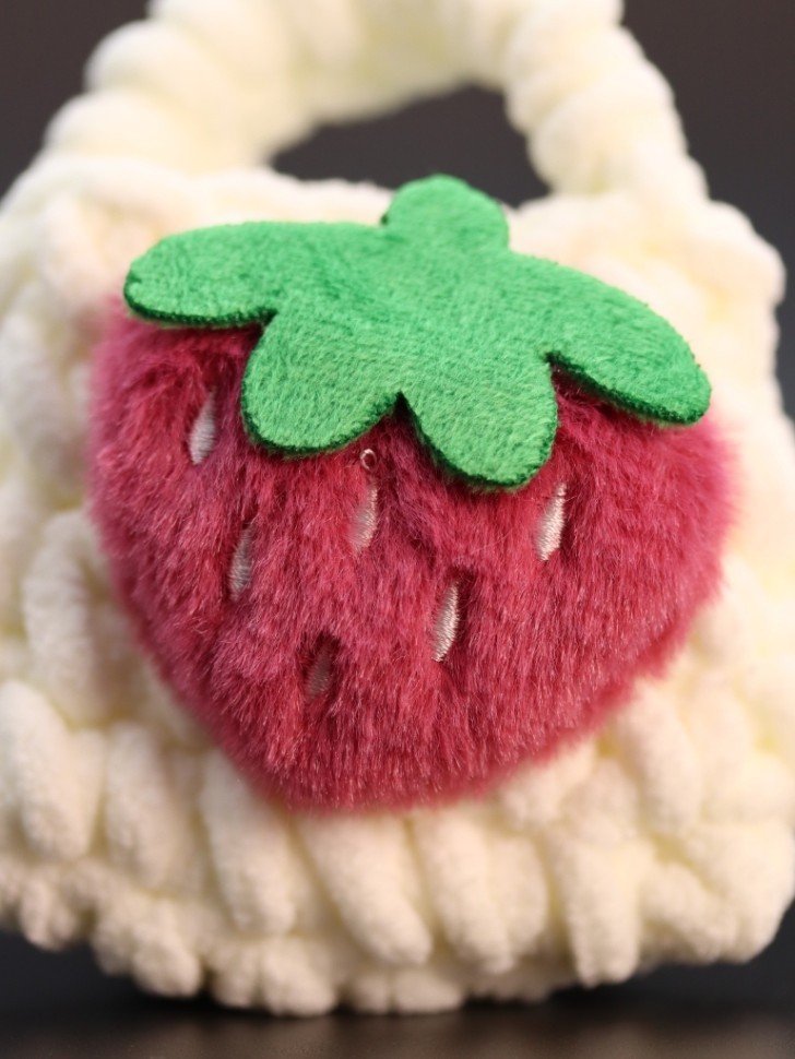 Сумочка для наушников "Strawberry", white (11.5*9.5 см)
