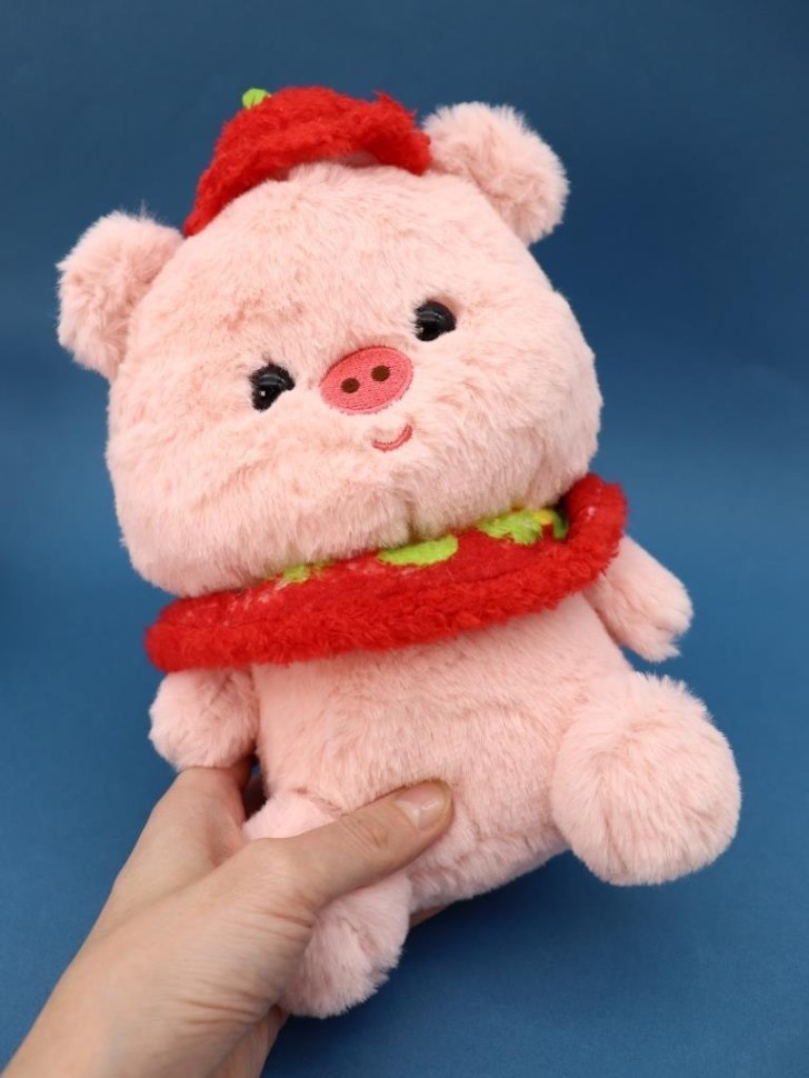 Мягкая игрушка (3+) "Свинка с помидором", розовая, 22 см
