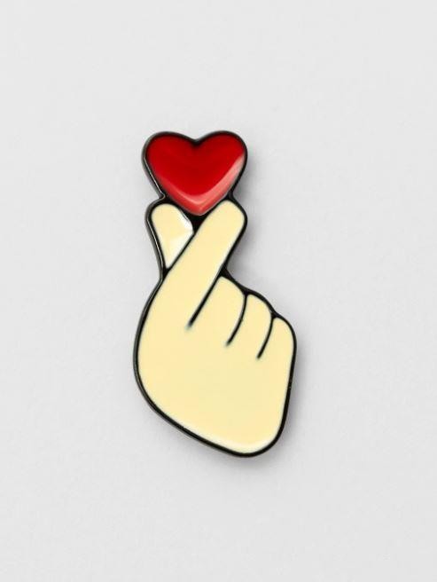 Значок металлический iLikeGift &quot;Heart in hands&quot; 
